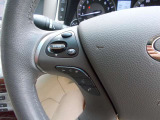 ステアリングスイッチ付きのハンドル!運転に支障をきたすことなくナビ操作が可能です!!