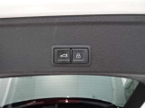 両手がふさがるほどの荷物があるとき、とても便利なオートマチックテールゲートが装備されております。