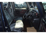 ☆ベンチシートになっており広くゆったりと運転をすることができます!