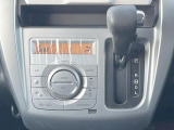 【オートエアコン】一度お好みの温度に設定すれば、車内の温度を検知し風量や温度を自動で調整。暑い…寒い…と何度もスイッチ操作をする必要はありません。快適な車内空間には必須の機能ですね♪