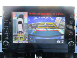 バックギアを入れるとナビ画面上に全方位モニターが表示されるので、車庫入れがラクになります。