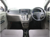 コンパクトな車内でも足元は広々としております!