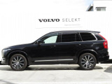 ボルボのフラッグシップモデルでありながら、7人乗りのSUVとしてファミリーからの人気も高いXC90です 新型では前輪の位置を前に伸ばし、安定感のあるどっしりとしたフォルムを得ました