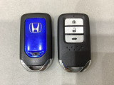 スマートキーを装備しています。鍵を差し込むことなくドアロックの開け閉めと、スタートボタン操作でのエンジンスタートができます。ボタン操作でトランクが開けられるトランクオープナーもついています。