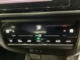 オートエアコンがついてますので、簡単操作で快適に過ごせます。リア熱線のスイッチの中にサイドミラーヒーターも入っています。パネル内のシートヒータースイッチは前席の左右別々に2段階で温度設定ができます。