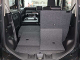 トランクも広々していて分割で倒れて片側に荷物を積んで片側に人が座ることも可能です。