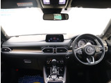 お車選びをお楽しみ頂けるよう、在庫車の展示スペースを十分に確保しております。