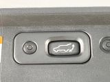【パワーバックドア】スマートキーや運転席のボタンを押すだけでリアゲートが自動で開閉します!荷物を持っている時や、高い位置にあるバックドアを閉める際に便利な機能です♪
