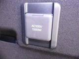 【アクセサリーコンセント(AC100V・1500W)】・・・AC100Vで最大消費電力1500W以下の電気製品を使用できます。災害時に電力が必要なとき給電ができます。