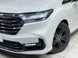 【LEDヘッドライト】悪天候や夜間走行時も良好な視界を確保し安心して運転できる高輝度LEDヘッドライトを装備!点灯速度が早く、消費電力も抑えられています。