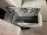 ベンチシート形状で足元も含め広々ゆったり座っていただけます。運転席側に装備してますセンターコンソールボックスを利用頂くとセパレートしてリラックス、ベンチにして開放的に2タイプお好みに合わせ使えます。