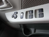 パワーウインドウ(運転席:ワンタッチ、キーオフ後作動、挟み込み防止機構付)がフロント/リヤ標準装備。電動格納式リモコンカラードドアミラーも標準装備です。ドリンクホルダーもございます。