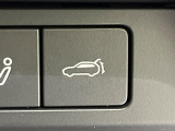 【パワーバックドア】スマートキーや運転席のボタンを押すだけでリアゲートが自動で開閉します!荷物を持っている時や、高い位置にあるバックドアを閉める際に便利な機能です♪