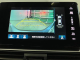 後退時に車両の後ろ側をモニター画面に表示します。車庫入れが苦手な人もこれで安心♪