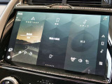 新インフォテイメントシステム「Pivi Pro」に搭載される3Dサラウンドカメラシステム。車輌AIにより車輌を含む周囲の映像を立体的に表示。よりスムーズな駐車や発進が可能となります。