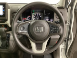 ハンドルにHondaセンシング系のクルーズコントロールやレーンキープアシストなどのスイッチと、オーディオの操作スイッチが装備されています。ハンドルから手を離さず安全に操作できます。