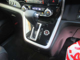 【インパネシフト】ステアリングに近いため操作しやすく、またシフト位置の視認性も良好!