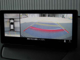 360度ビューカメラを搭載。4方の小型カメラの映像を処理し、車両真上からの映像に変換しています。