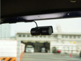 ◆リアにもドライブレコーダーを装備しております◆映像・音声などを記録する自動車用の装置です。 もしもの事故の際の記録はもちろん、旅行の際の思い出としてドライブの映像を楽しむことができます。
