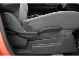 運転席リクライニング+シート上下アジャスターレバーです。運転席シートの調節ができます。