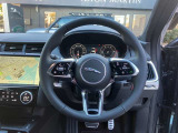 ムダのないインテリアデザインは運転席にお座りいただくと、上質なシートがお客様を包み込みます。ステアリングも握りやすい設計になっておりますのでとっさのハンドル操作も可能です。
