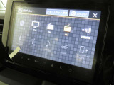 メーカー純正【全方位モニター付メモリーナビゲーション】を搭載しています。フルセグTV、AM/FM、スマートフォン連携、Bluetooth等の機能を備えています。