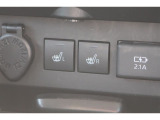 運転席と助手席にシートヒーターが付いています。