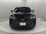 スピンドルグリルを発展させたスピンドルボディーを採用。グリル上端がグラデーションカラーになっており、ボンネットの鋭角なプレスラインへとシームレスにつながっています。
