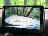 【バックカメラ】駐車時に後方がリアルタイム映像で確認できます。大型商業施設や立体駐車場での駐車時や、夜間のバック時に大活躍!運転スキルに関わらず、今や必須となった装備のひとつです!