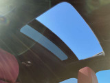 【スライディングパノラミックルーフ】室内全体が明るくなり開放感のある車内!ゆったりと過ごせる車内を演出!