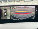 360°ビューモニターでは、両サイドとフロント、バックカメラの合成で、あたかも上空から見下ろした様に周囲を確認して頂けます。駐車場だけでなく、T字路等でも活躍のアイテムです!