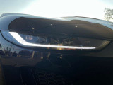 【LEDヘッドランプ】夜間での走行も安心して走行していただくことが可能です。LEDのポジショニングライトで、フロントマスクの印象も残ります。