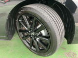 純正アルミホイールならではのスタイリッシュさと軽量性を兼ね備えたアルミホイール。215/45R18サイズになります。