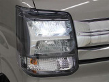 消費電力の少ないLEDヘッドランプを採用。豊かな光質と、自然光に近い光質で、夜間のドライブの安全をサポートします。
