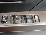 運転席ドア側パワーウィンドウ・ドアミラースイッチ。
