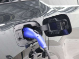 充電方法はAC200V/16Aの普通充電(専用の配線工事が必要)に加え、家庭の配線をそのまま利用しての充電が可能なようにAC100V/6Aの普通充電にも対応しています。