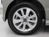 純正アルミホイールは精度が高く、走行の安定性が優れています。タイヤサイズ165/60R14