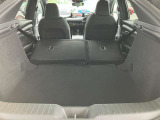 後席を全て倒して、荷物専用のスペースにした状態です。これなら長いものも積めますし、ご旅行や趣味に活用できますね。