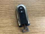 【スマートキー】 スマートキーを携帯していれば、ドアハンドルのボタンを押すだけでロックの解除ができます