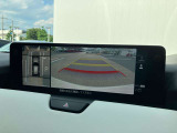 360°ビューモニターでは、両サイドとフロント、バックカメラの合成で、あたかも上空から見下ろした様に周囲を確認して頂けます。駐車場だけでなく、T字路等でも活躍のアイテムです!