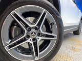 ●純正19インチアルミホイール:輸入車ならではの卓越した走りを支えるホイールと足回りです!日本車の走りに慣れている方にもぜひ体感して頂きたいほど、高いレベルでまとまっています!