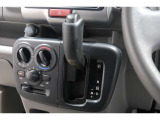 インパネシフトだから視線の移動も少なく足元もスッキリ♪運転席もゆったりしているのでゆとりを持ってドライブできますね!