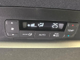 【リアオートエアコン】広い後部座席には必須の機能!風量や温度を自動で調整し前席と同様な車内環境にしてくれるリアオートエアコンを装備。夏の暑さも冬の寒さもストレスなく快適にお過ごしいただけます♪