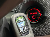 【Hondaスマートキー】カバンやポケットに入れたままでもドアの施錠・解錠が可能なスマートキーを装備。エンジンのオン・オフ時もカギを取り出す必要が無いからとっても便利です♪