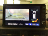 ギヤをR(バック)に入れるとナビの画面に後ろの映像が映るリアカメラ付です。後退時、コンディションが悪い視界でもカラーバックモニターがドライバーをサポートします。