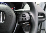 Hondaセンシングの機能のひとつ、アダプティブクルーズコントロール付!アクセルから足を離しても設定したスピードと前車との車間を保ち走行してくれます!車線維持もアシスト☆高速道路で疲労軽減ですね☆