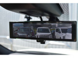 インテリジェントルームミラー搭載で、車の後方に設置されたカメラ映像を映し出してシートバックやヘッドレスト、同乗者に視界が遮られることがなく視認性が非常に良いです