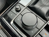 手元には運転姿勢を崩さずに操作していただける、ロータリーコマンダースイッチが装備されております。