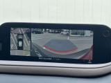 360°ビューモニターでは、両サイドとフロント、バックカメラの合成で、あたかも上空から見下ろした様に周囲を確認して頂けます。駐車場だけでなく、T字路等でも活躍のアイテムです!