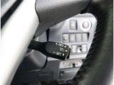 《クルーズコントロール》高速道路でアクセル操作なしでも車が自動でスピードを保ってくれる機能です。操作さえ覚えてしまえば、長距離の高速は楽々走れます!